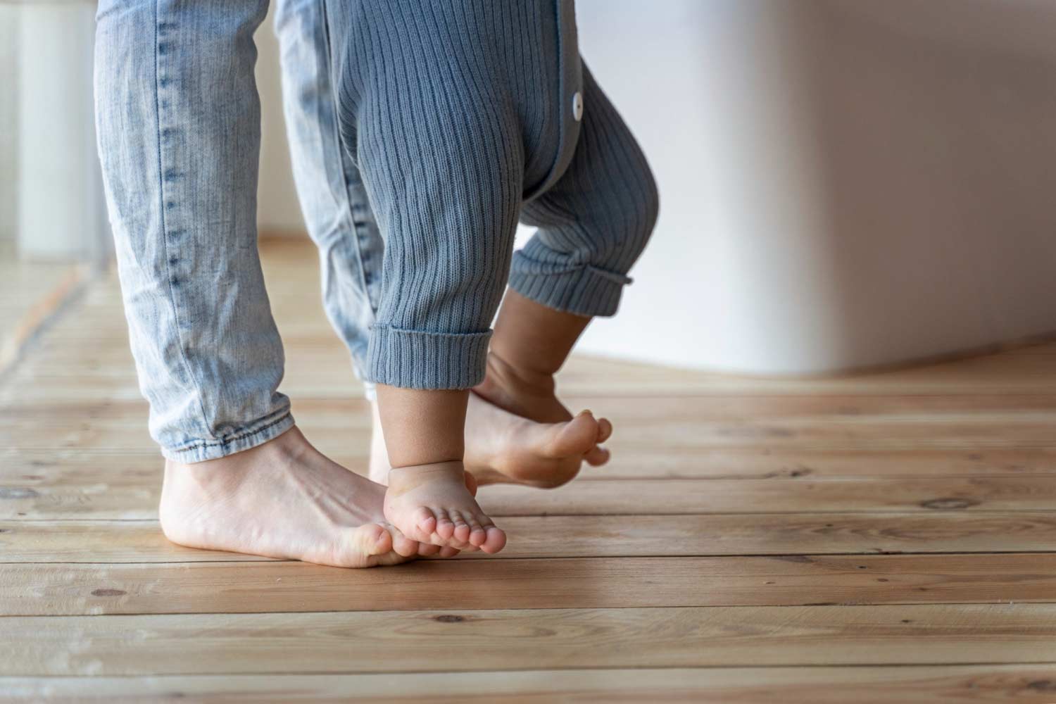 a qué edad caminan los bebés