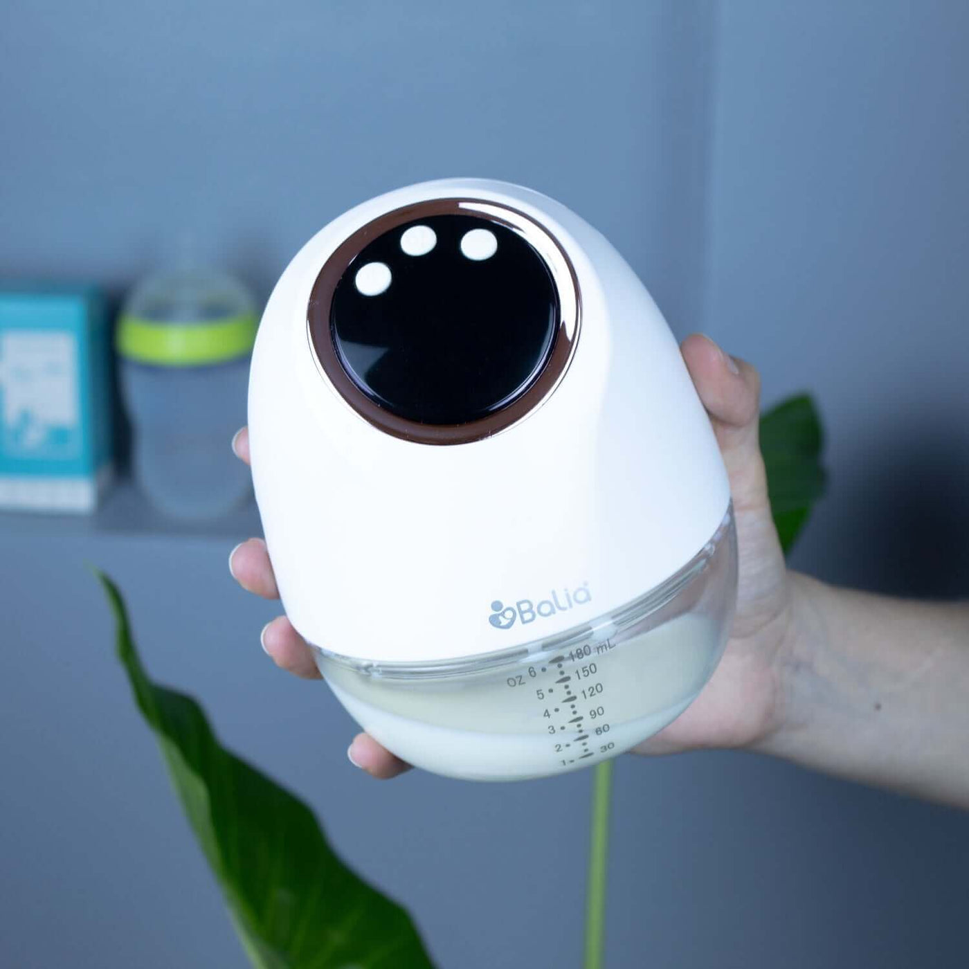 Extractor de leche inalámbrico Balia en mano, diseño liviano y discreto para mamás activas.