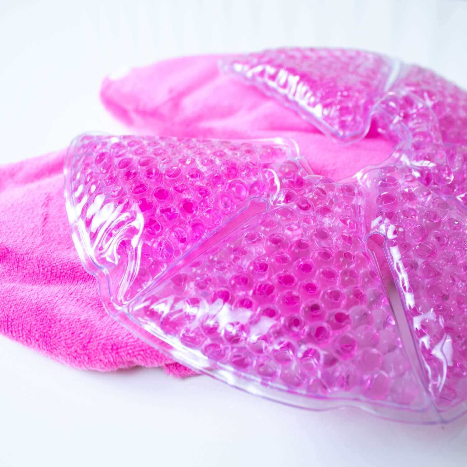 Almohadillas de gel para lactancia Balia sobre una toalla rosa, ideales para alivio durante la lactancia.