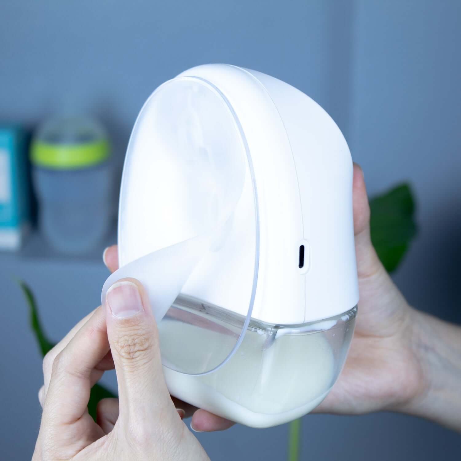 Extractor de leche inalámbrico Balia en uso, mostrando un diseño discreto y eficiente para mamás activas.
