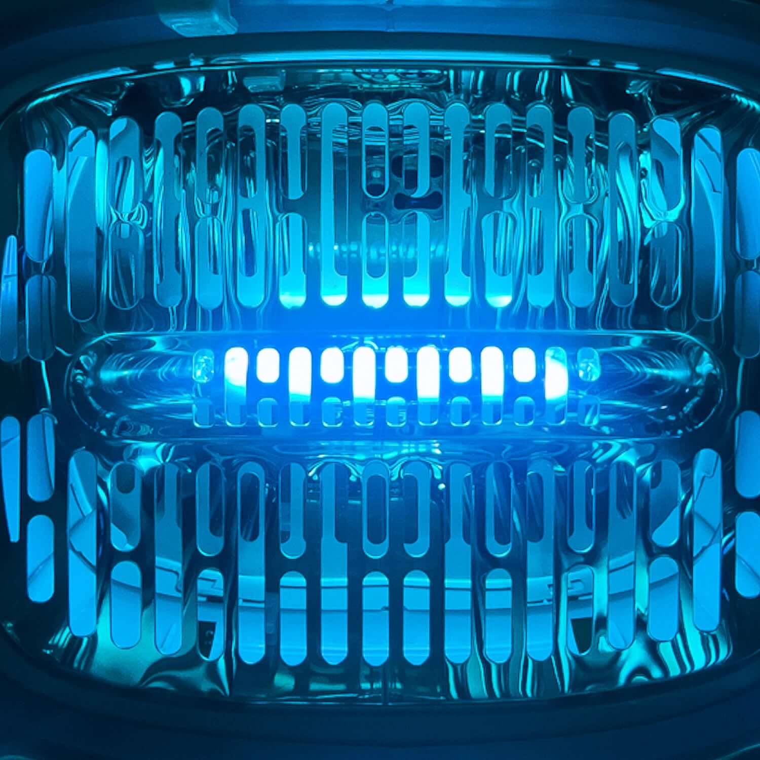 Esterilizador de mamaderas con Secador Balia, diseño interior con luz azul para la higiene de botellas.
