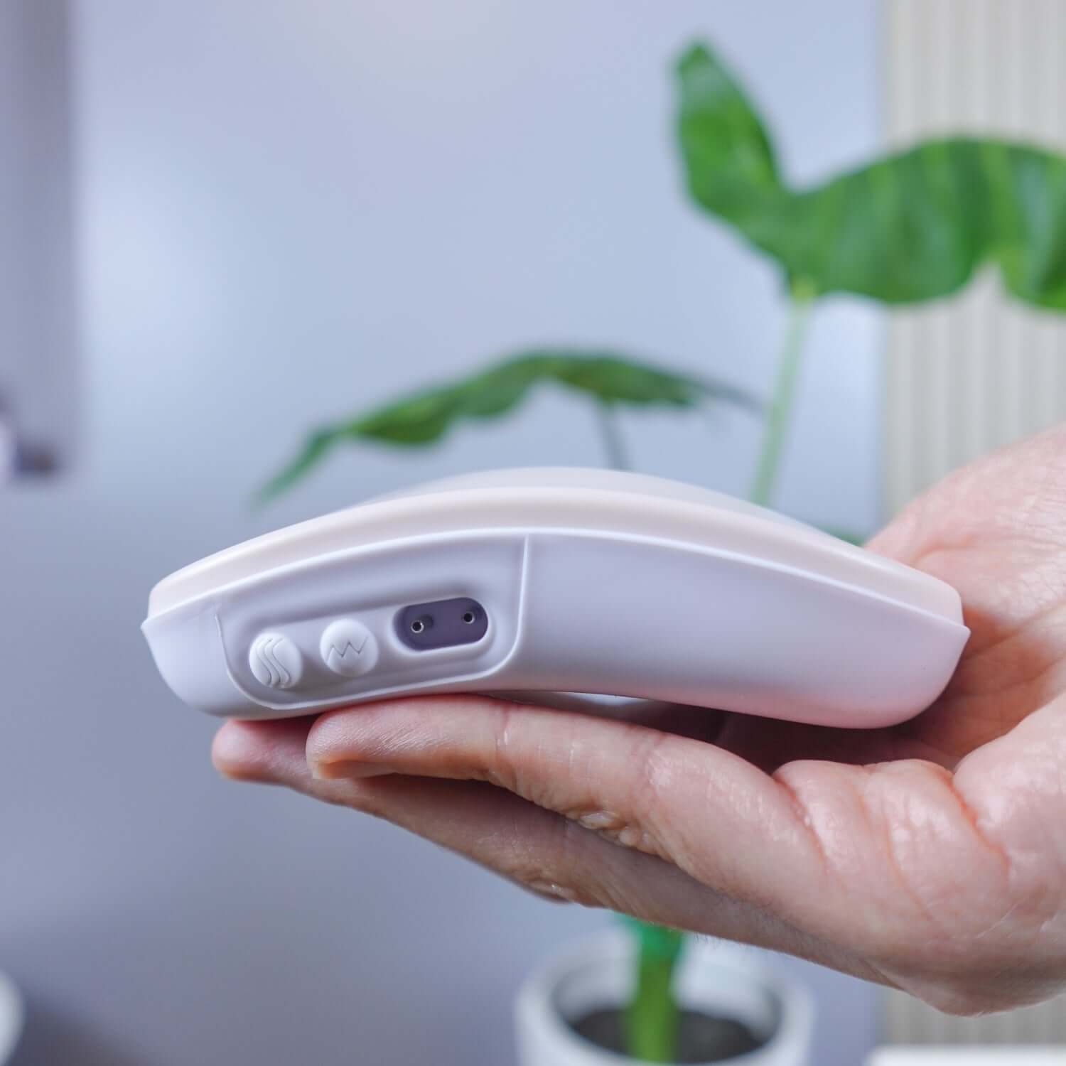 Masajeador de lactancia Balia en mano, diseño ergonómico para aliviar la congestión mamaria.
