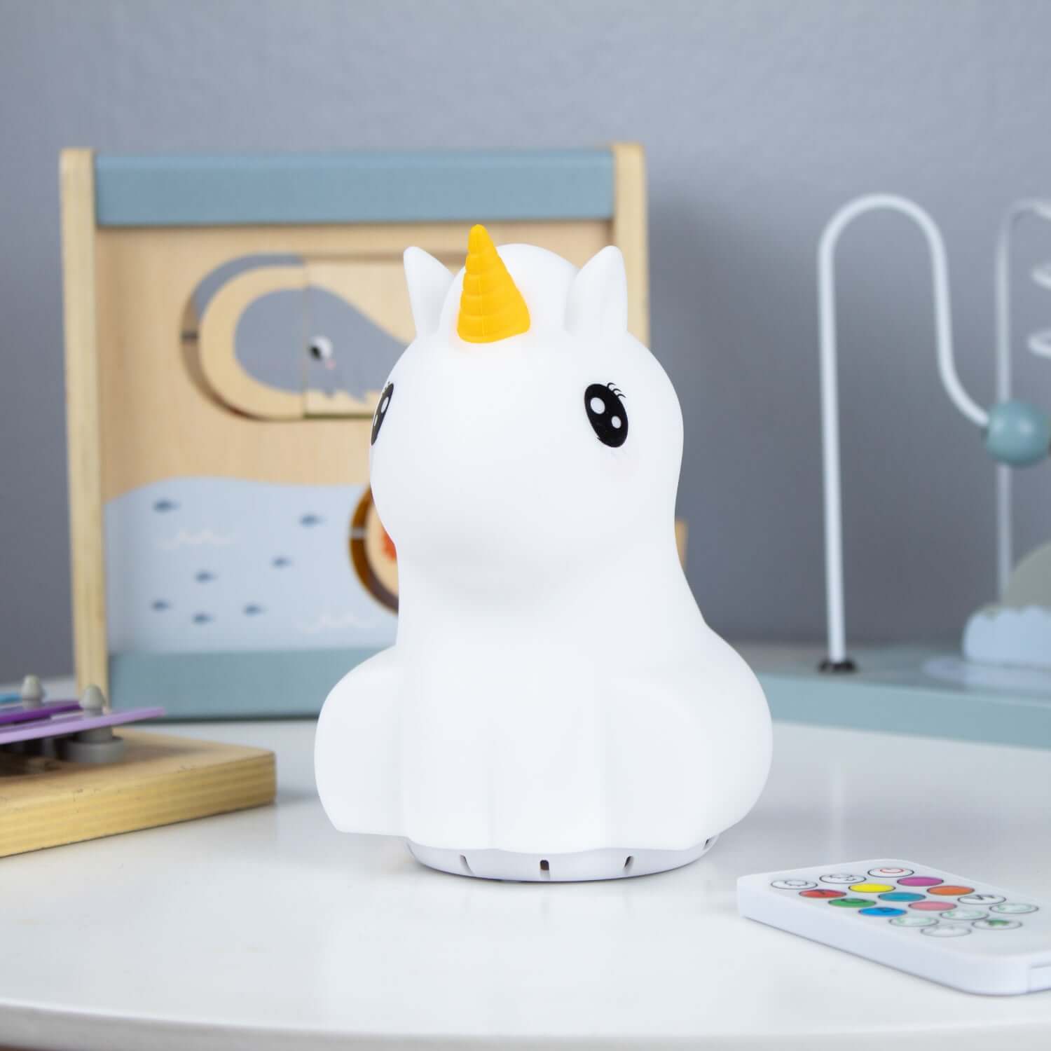 Lámpara con ruido blanco Unicornio de Balia, diseño divertido y luz RGB para un ambiente relajante.
