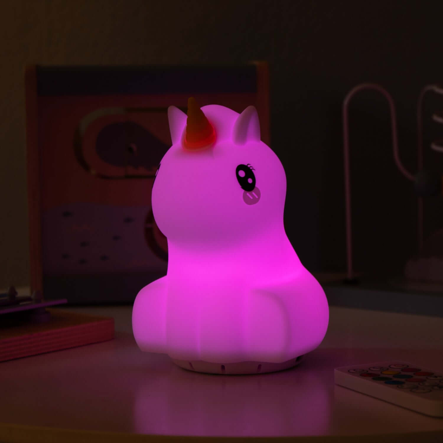 Lámpara con ruido blanco Unicornio de Balia, luz RGB y suave textura para un ambiente relajante.